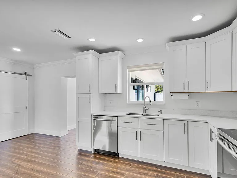204 W Whitney Dr — Photo 16