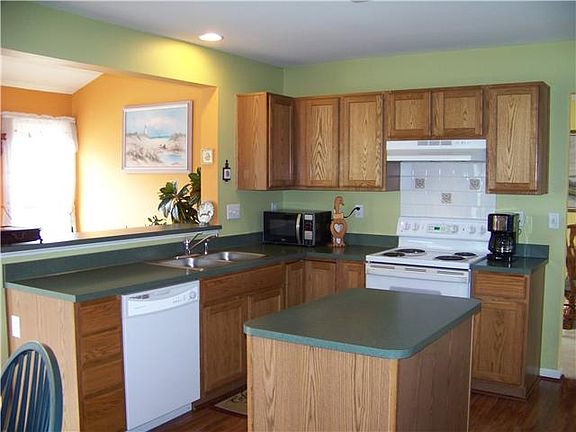 Spacious Eat-In Kitchen with Oak Cabinetry