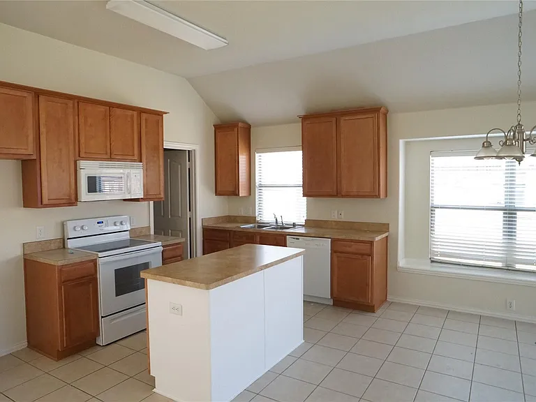 2409 Deerwood Dr — Photo 3