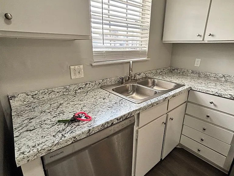 Blakely Place Apartments — Photo 13