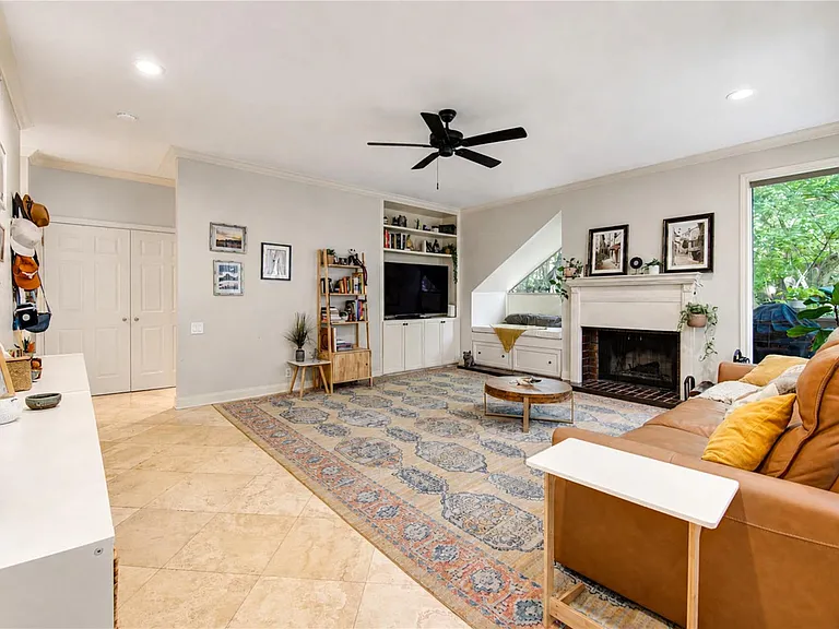 239 Litchfield Ln — Photo 3
