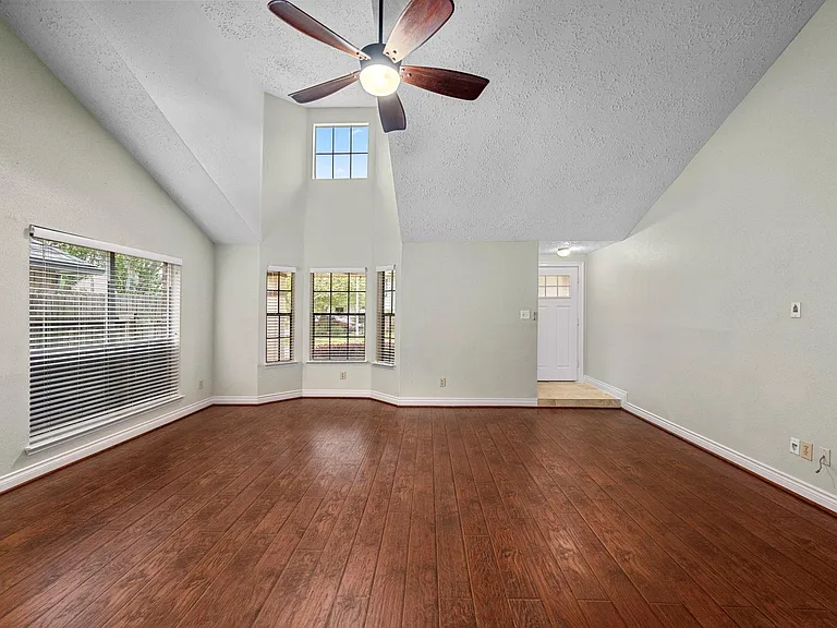 1915 Creek Valley Ln — Photo 6