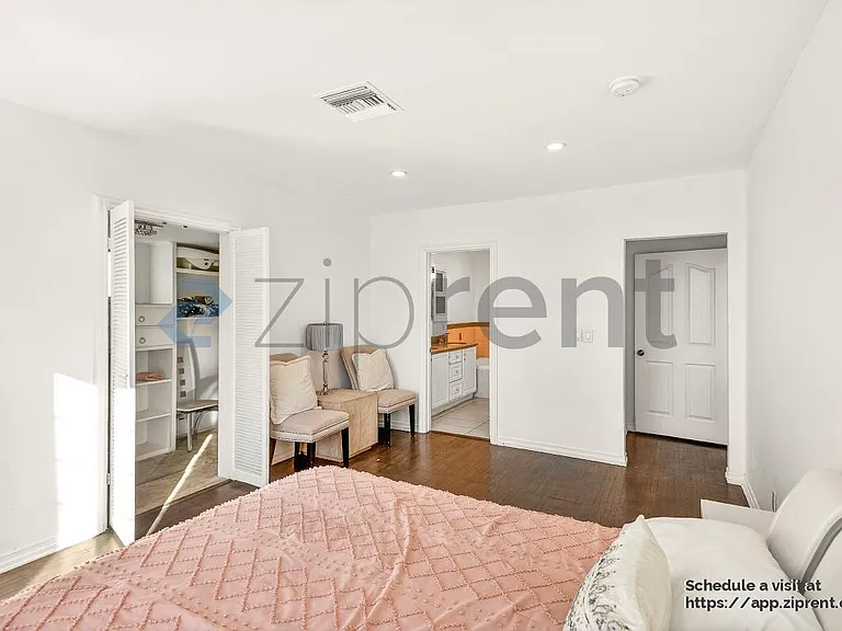 138 N Hamel Dr — Photo 17