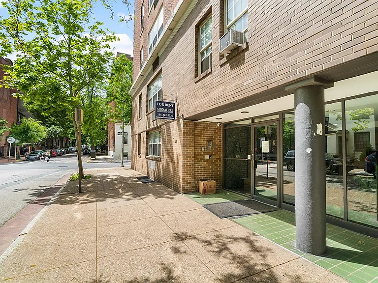Clinton Court — Photo 3