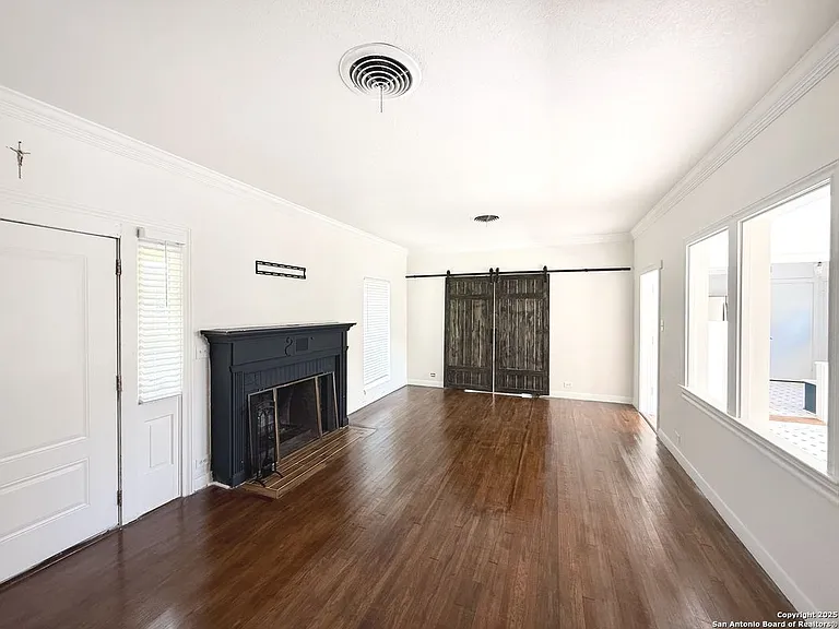1214 Sutton Dr — Photo 4