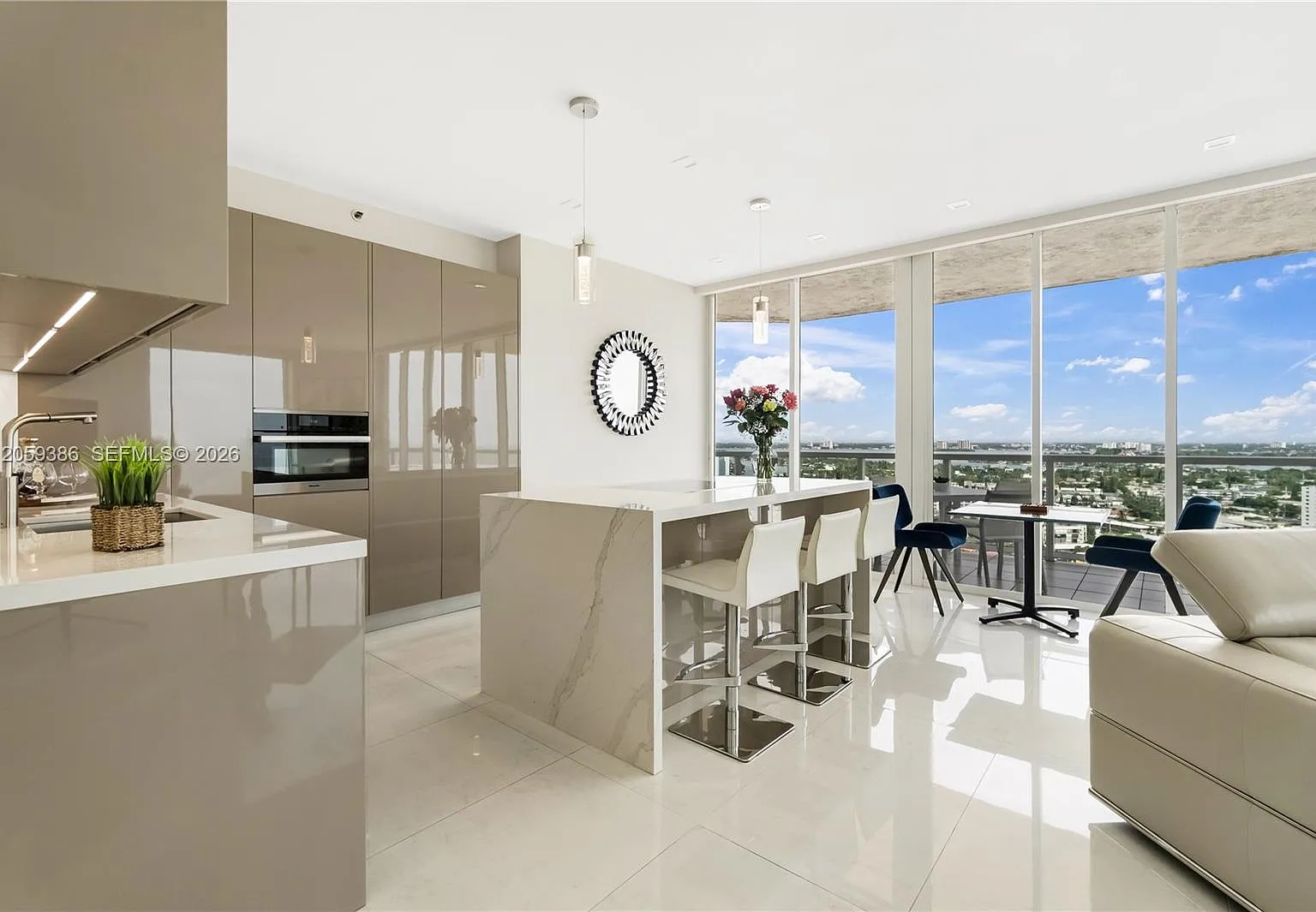 St Tropez Ocean Condo — Photo 3