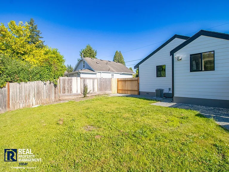307 Bridge St SE — Photo 18