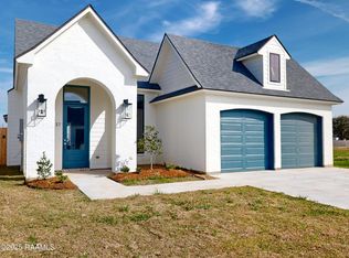 137 Lakes Edge Dr, Broussard, LA 70518