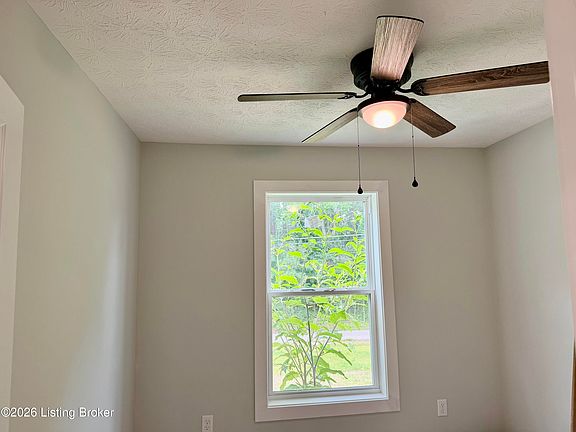 4th image of 412 Woods Rd
