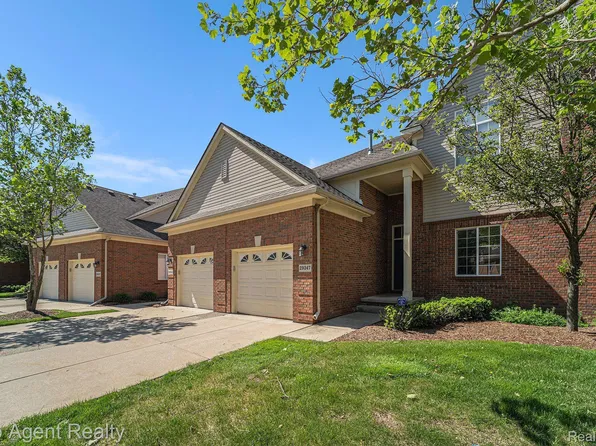 29347 Woodpark Cir, Warren, MI 48092