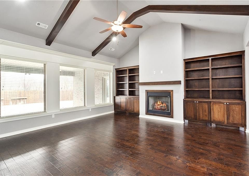 1st image of 2547 N Glenmoor Dr