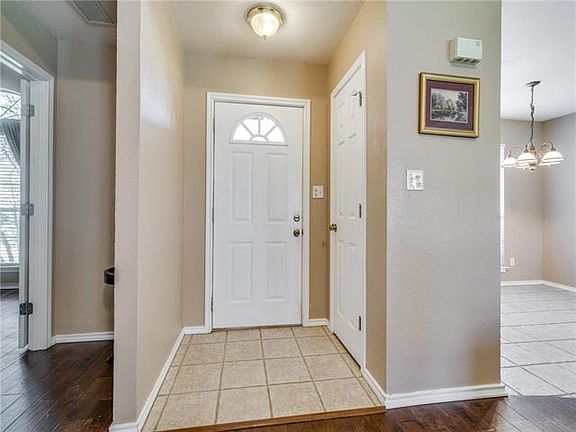 5th image of 527 E Preston Gln