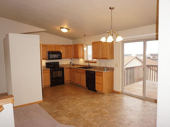 kitchen / dining area / sliding door to deck