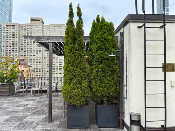 333 East 53rd Street image 19 of 22