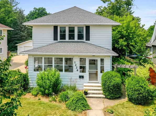 1226 S Jackson St, Green Bay, WI 54301