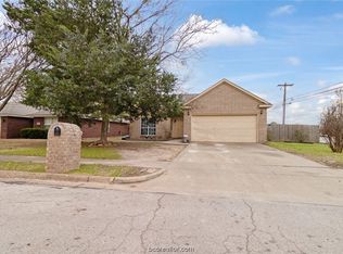1451 Cedarcrest Ln, Bryan, TX 77803