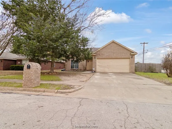 1451 Cedarcrest Ln, Bryan, TX 77803
