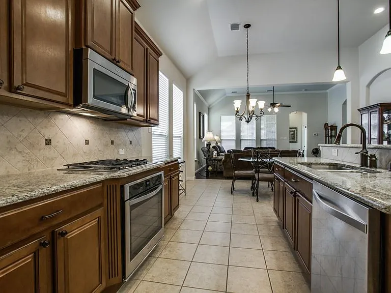 181 Hampton Dr — Photo 6