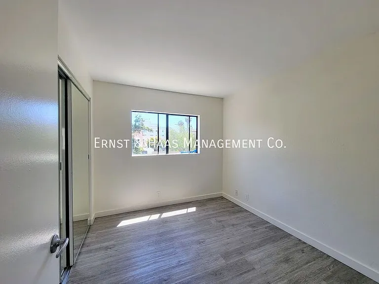 411 W 4th St #3 — Photo 14