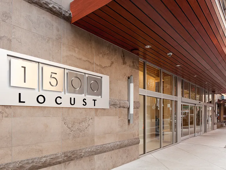1500 Locust — Photo 18