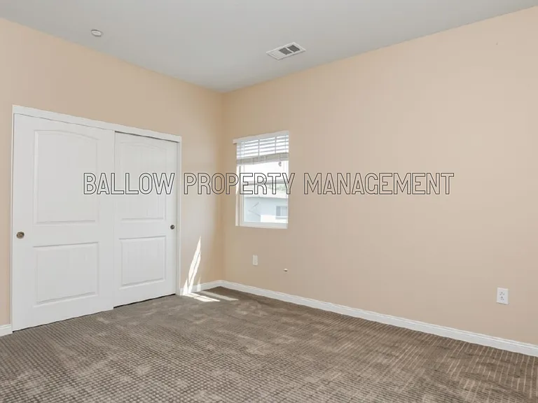 1327 Holly Ave — Photo 3