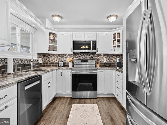 5th image of 9 Honey Locust Rd