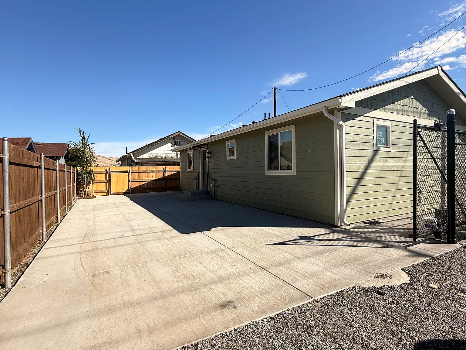 3 bed, 1000 sqft, $2,100 — Photo 2