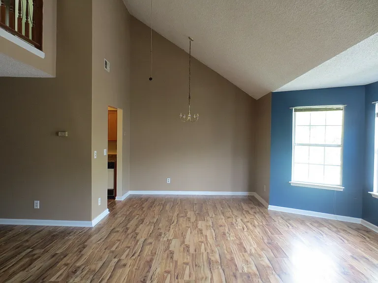 1531 Penrose Arch — Photo 4