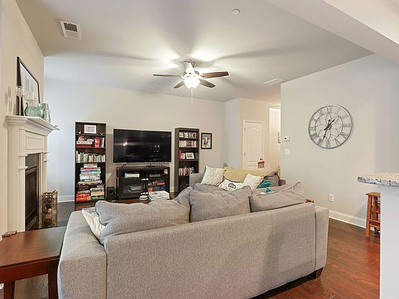 5th image of 124 Davina Dr