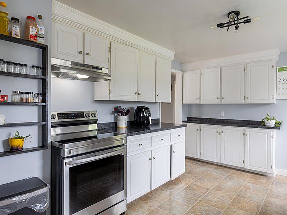 3rd image of 69 King St