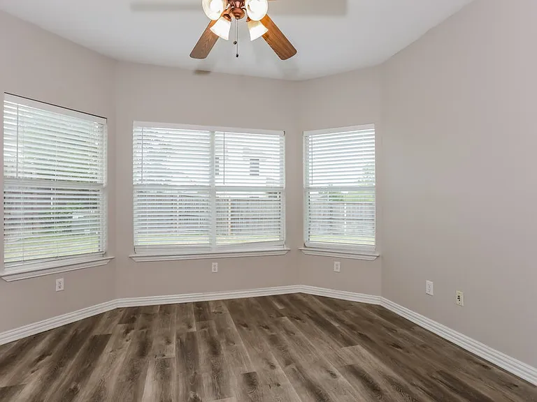 2407 Creekwood St — Photo 10
