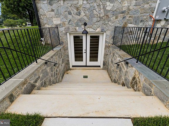 3rd image of 6101 Berkshire Dr