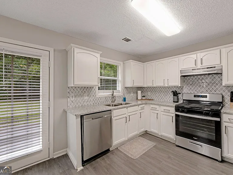 6839 Sandy Creek Dr — Photo 8