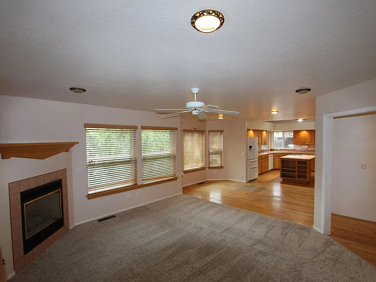 2100 N Timberline Rd — Photo 9