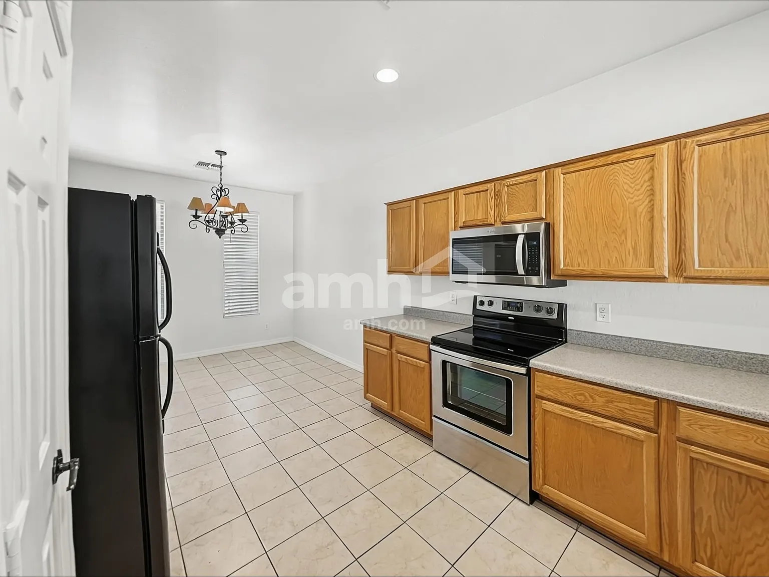 3 bed, 2.0 bath, 1284 sqft, $2,080 — Photo 3