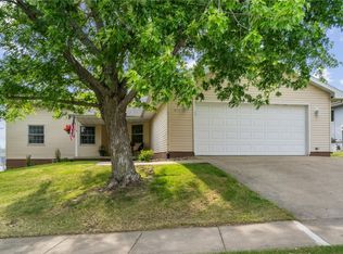 415 Teakwood Ln NE, Cedar Rapids, IA 52402