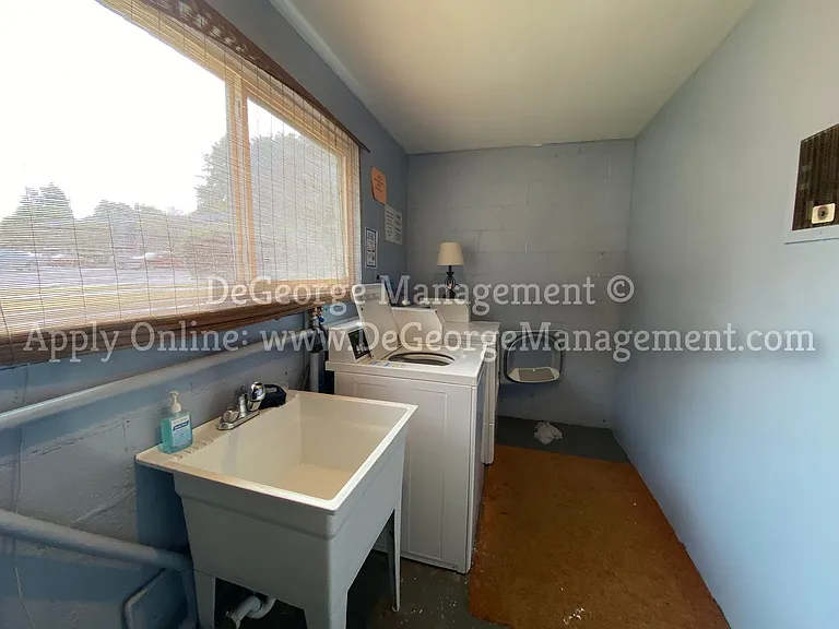 Woodside Court Apartments — Photo 37