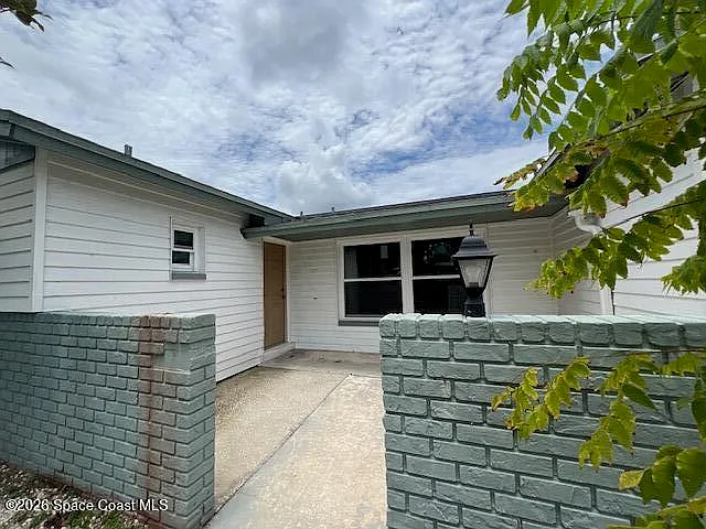 3 bed, 2.0 bath, 1482 sqft, $2,100 — Photo 2