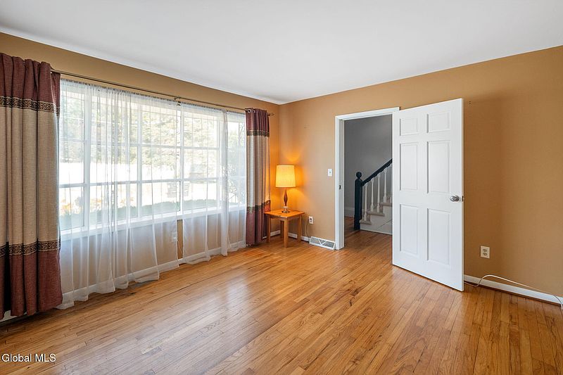 5th image of 8 Newton Avenue