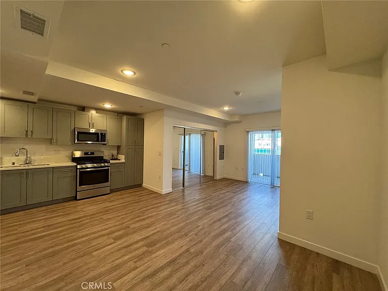 1025 S Berendo St #404 — Photo 12