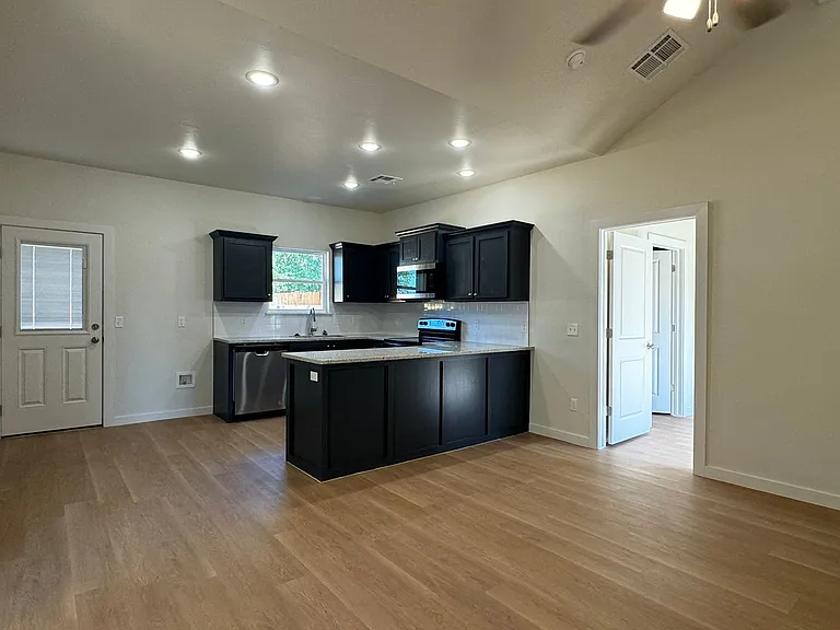 1604 S 6th St — Photo 10