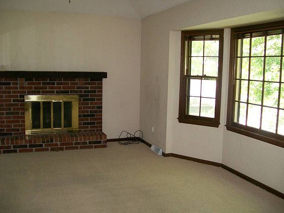 living room w/ fireplace