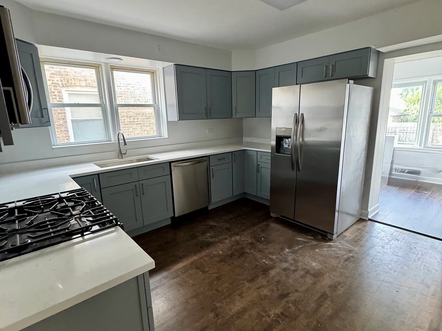 3 bed, 1200 sqft, $2,400 — Photo 3