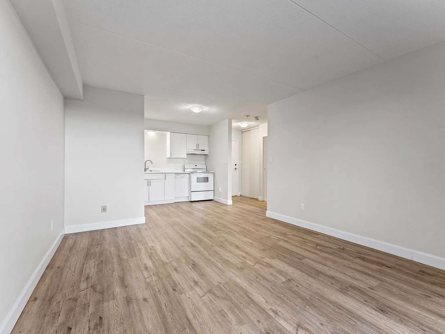 Plaza East Apartments — Photo 4