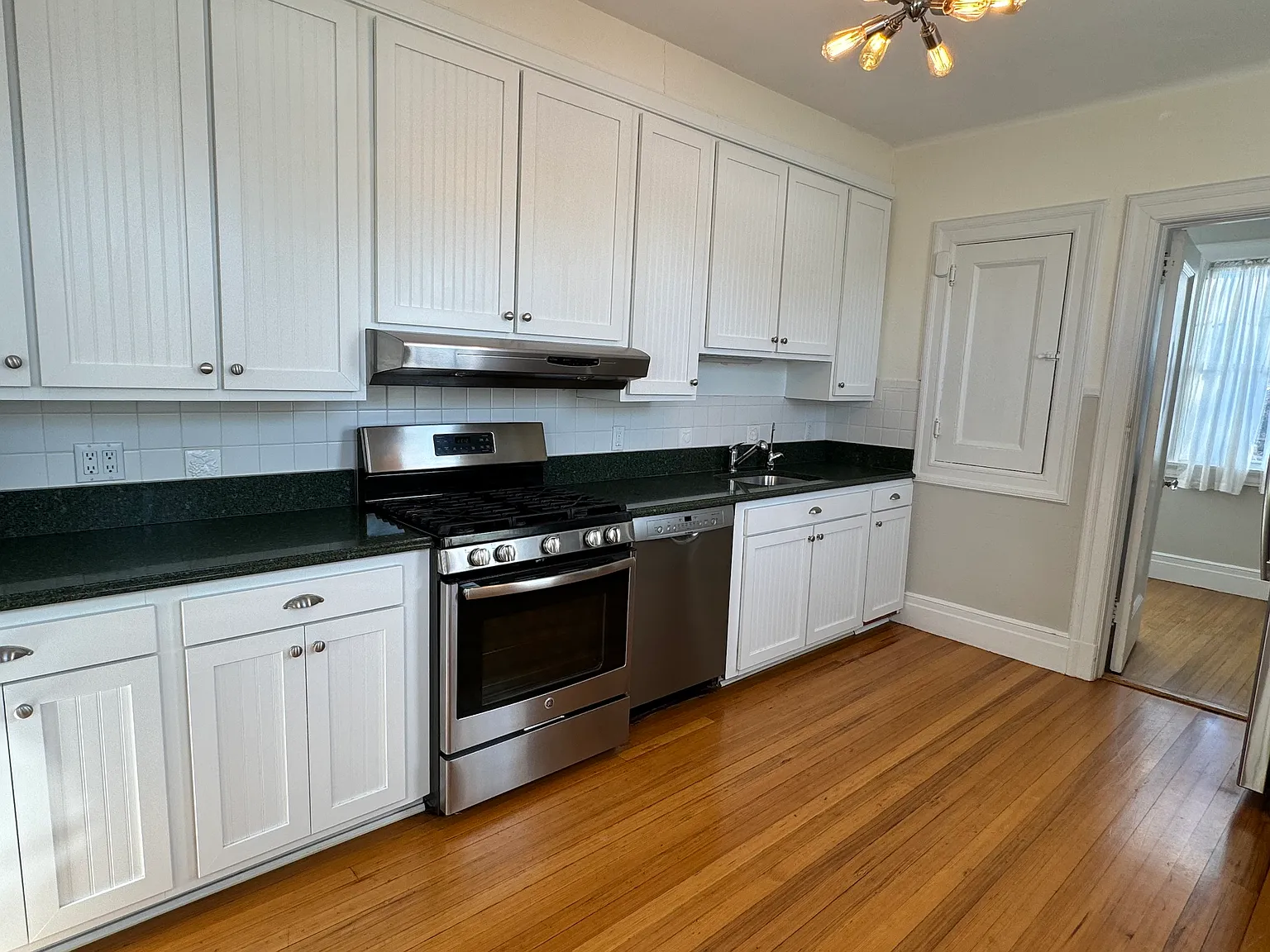 2 bed, 1050 sqft, $3,950 — Photo 2