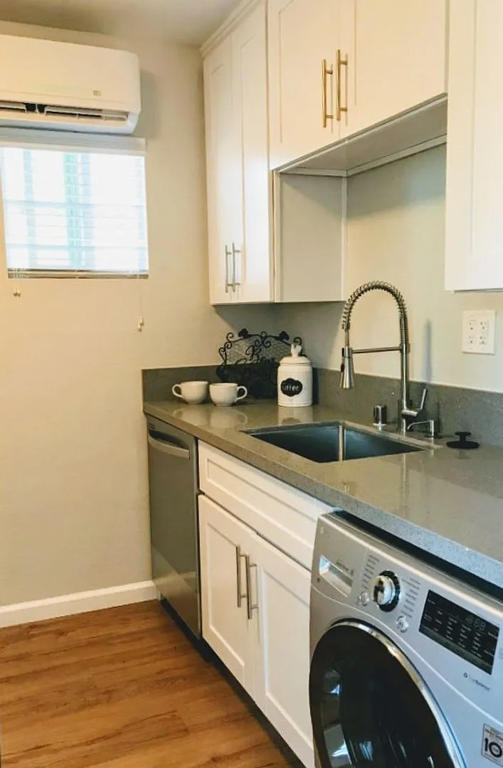 The Metro Apartments — Photo 2