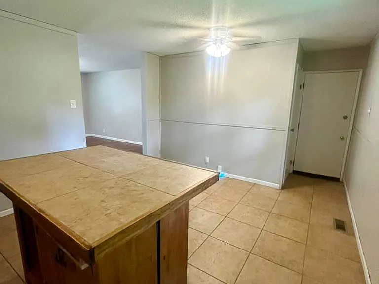 2145 Kingsford Dr — Photo 3