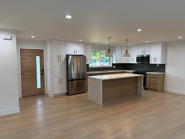 23432 Victory Blvd — Photo 4