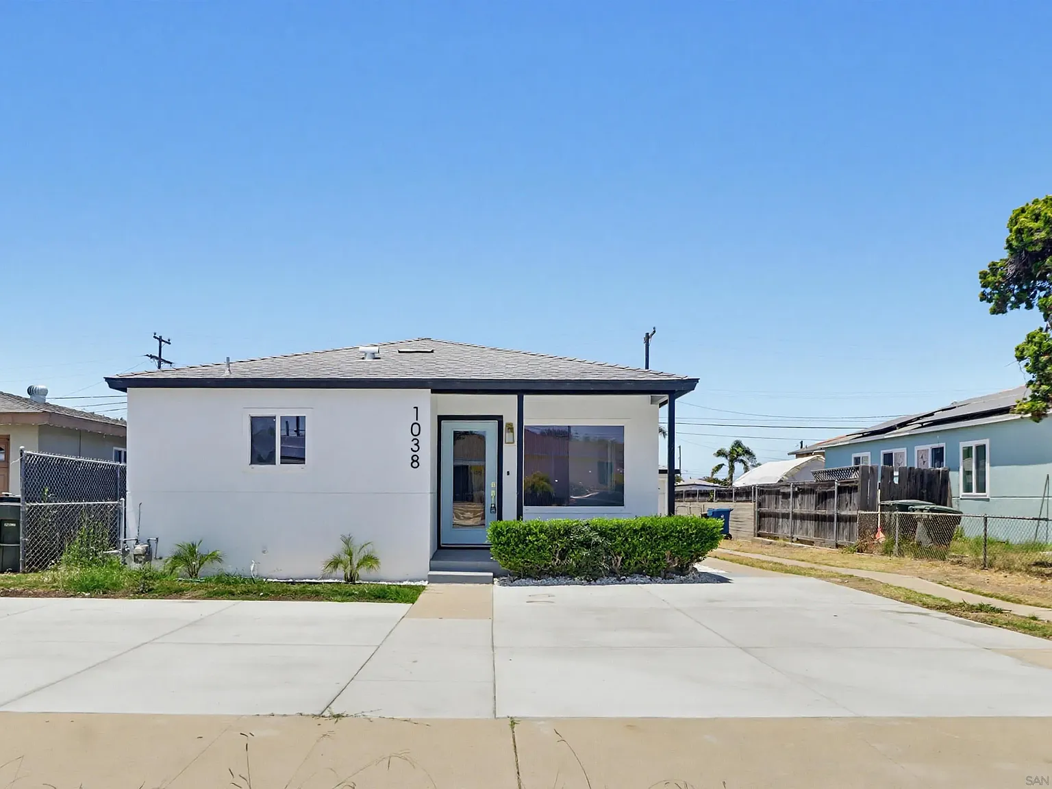 3 bed, 2.0 bath, 1044 sqft, $3,995 — Photo 2
