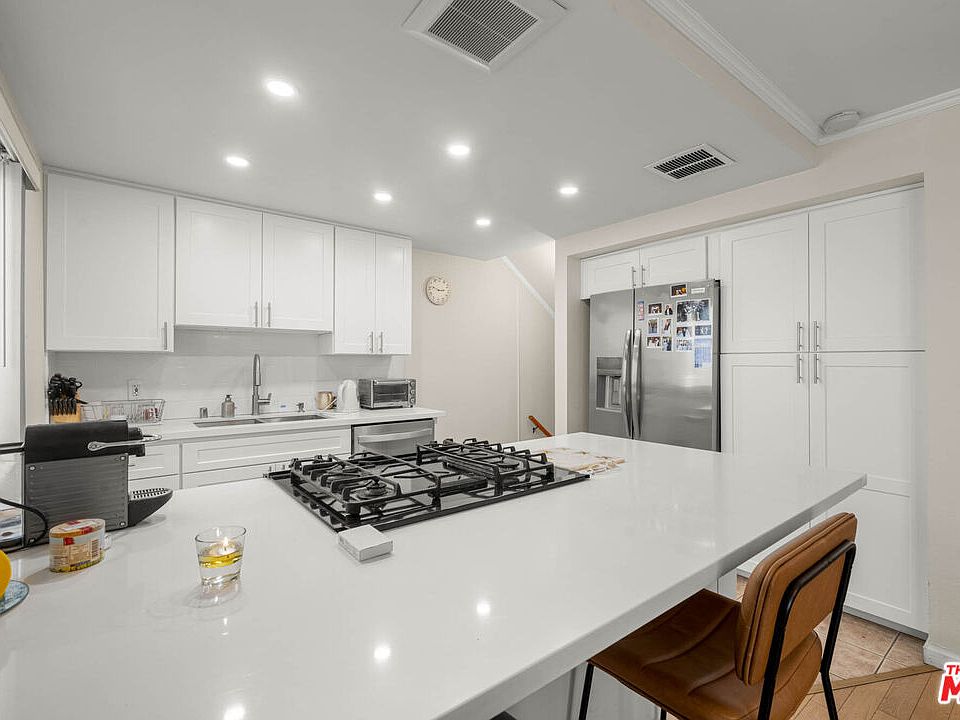 1st image of 18333 Hatteras St Unit 20